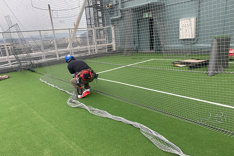 東京都府中市テニスコート 防球ネット・ガセットプレート取付工事
