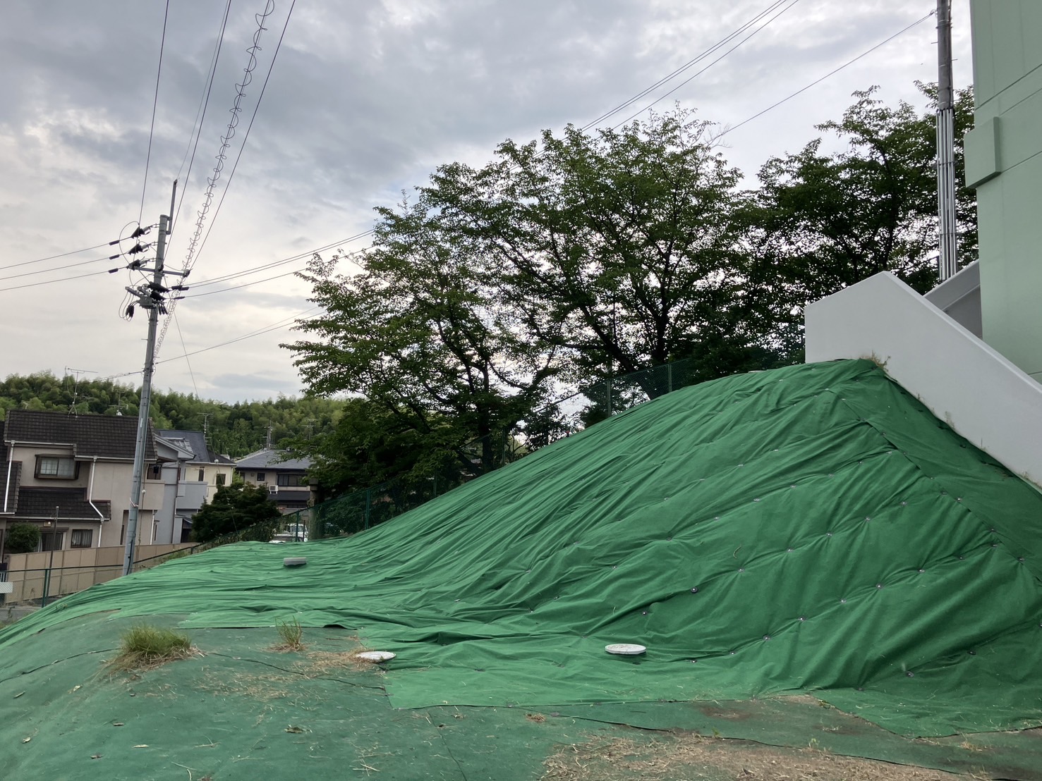 ハロースポーツ八幡美濃山店　防草シート敷設工事