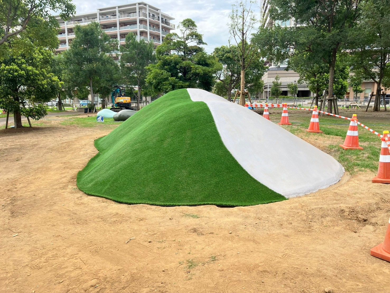 築山人工芝仕上げ工事