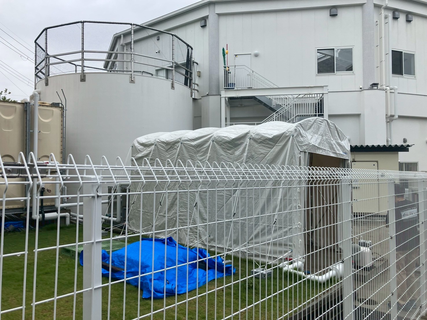 撹拌機用テント設置工事　ドルフィンドーム